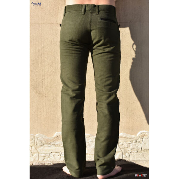 foto da catalogo di uomo ma solo le gambe che indossa un pantalone tipico sardo in fustagno di colore verde
