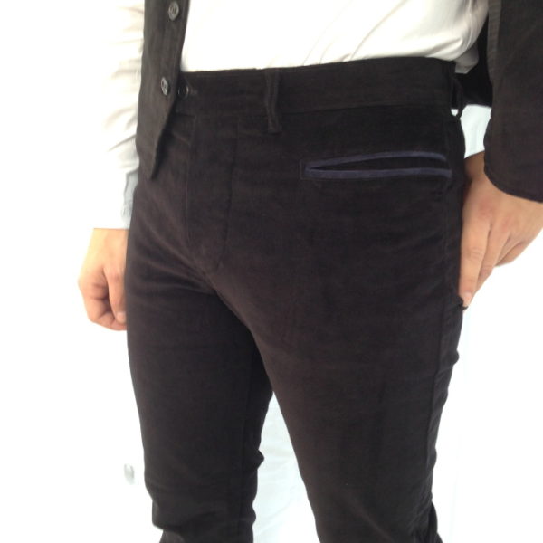 uomo che indossa un pantalone sardo in velluto