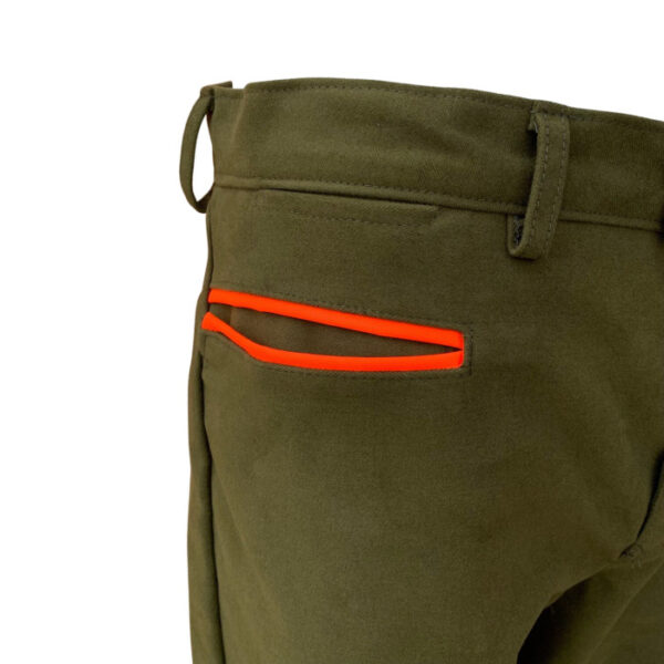 dettaglio della tasca di un pantalone in fustagno per la caccia stagione invernale