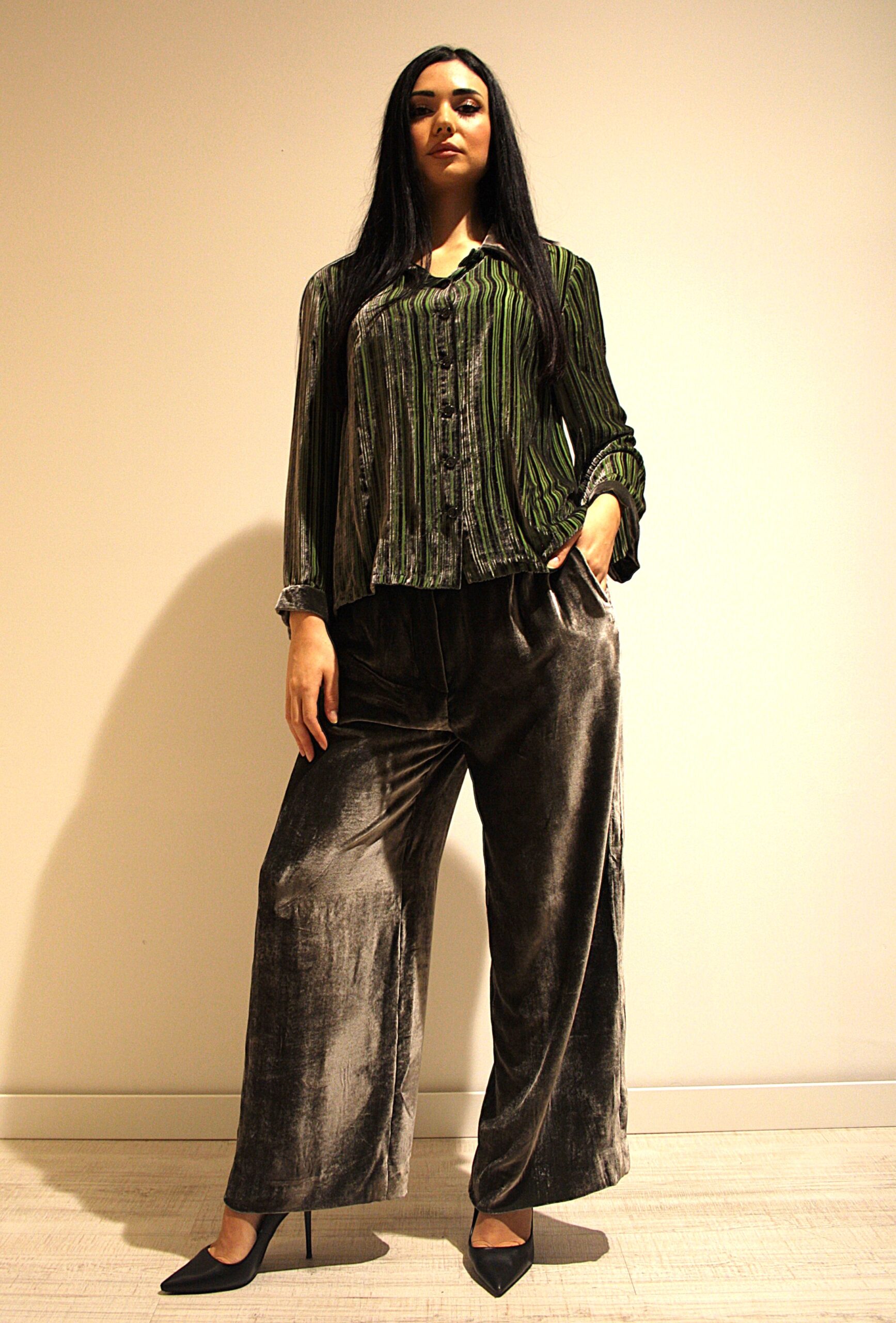completo elegante da donna in velluto di seta 