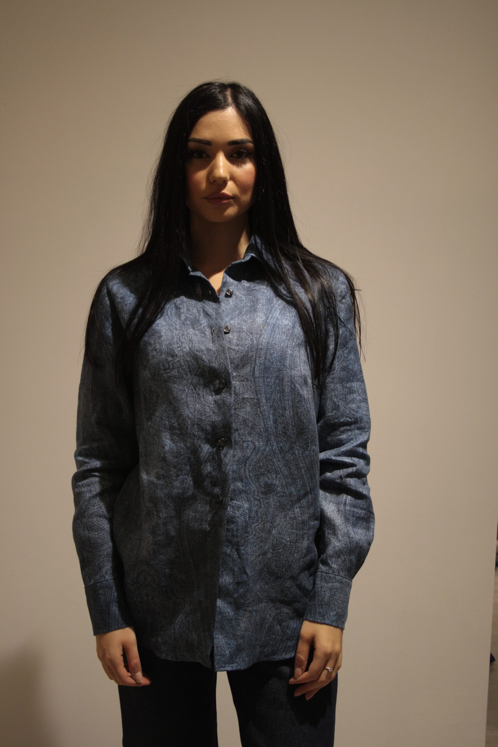 Camicia sartoriale donna in lino naturale blu denim chiusa