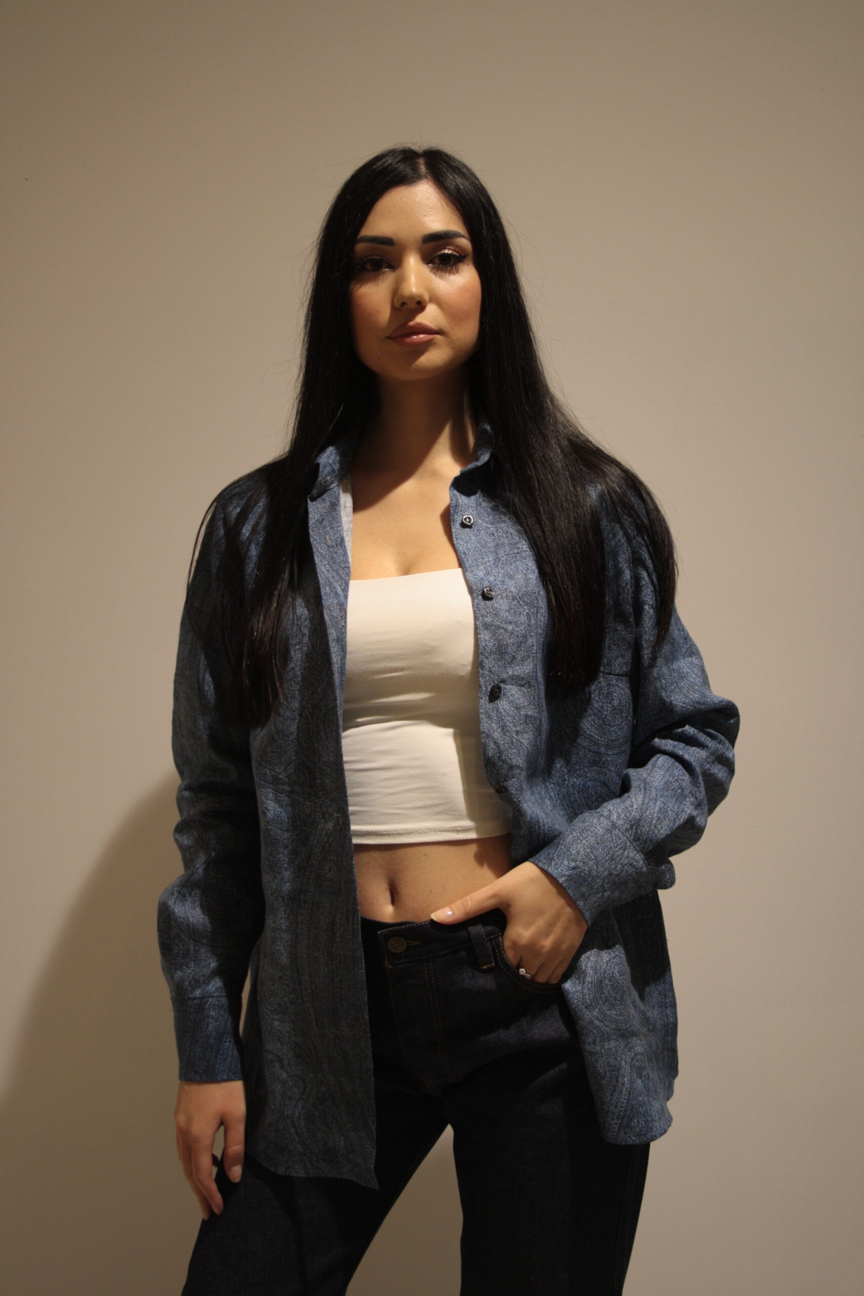 Camicia sartoriale donna in lino naturale blu denim aperta