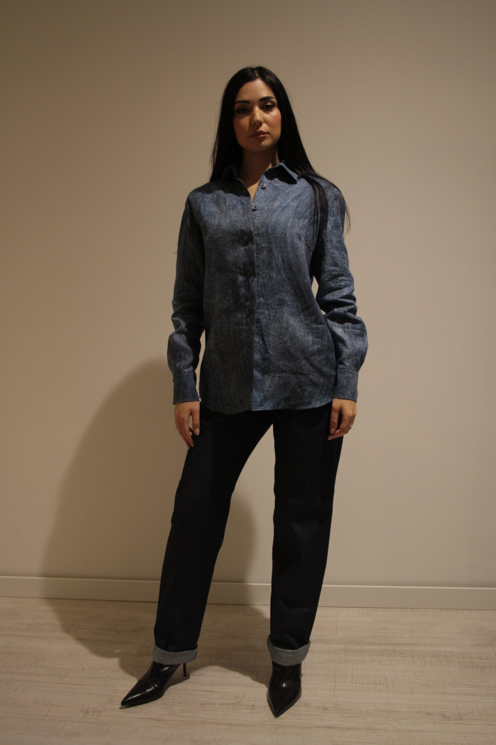 Camicia sartoriale donna in lino naturale blu denim indossata con jeans