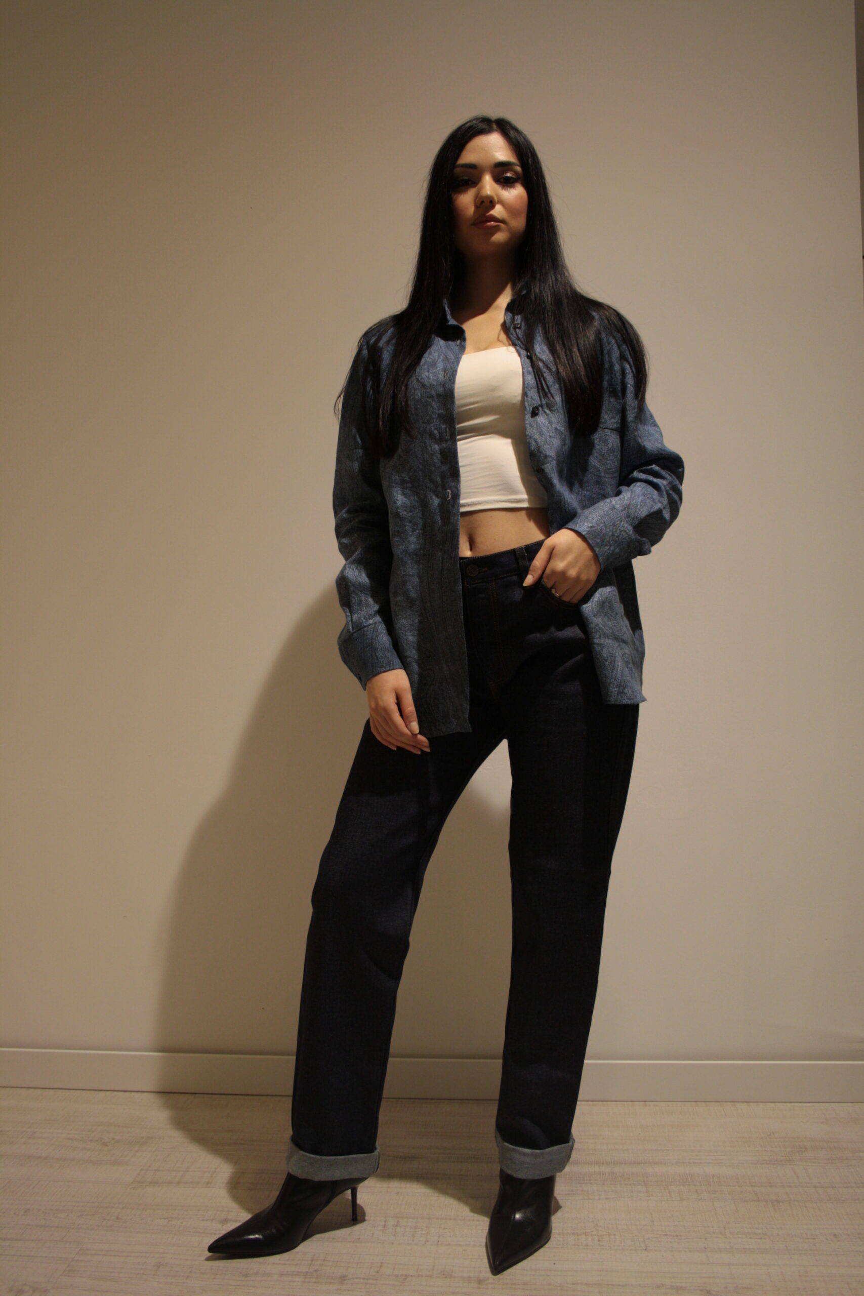 Camicia sartoriale donna in lino naturale blu denim indossata