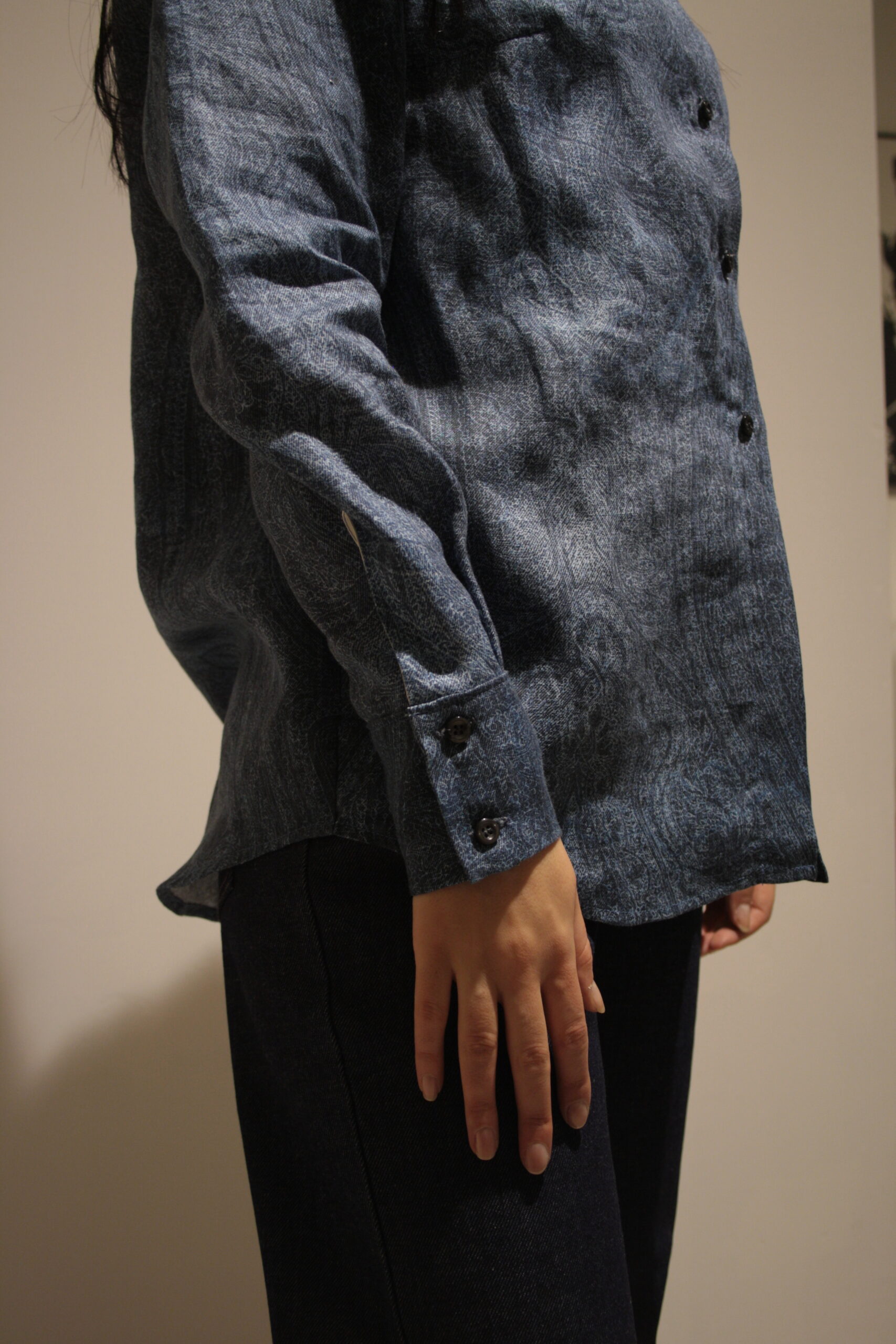 Camicia sartoriale donna in lino naturale blu denim dettaglio manica