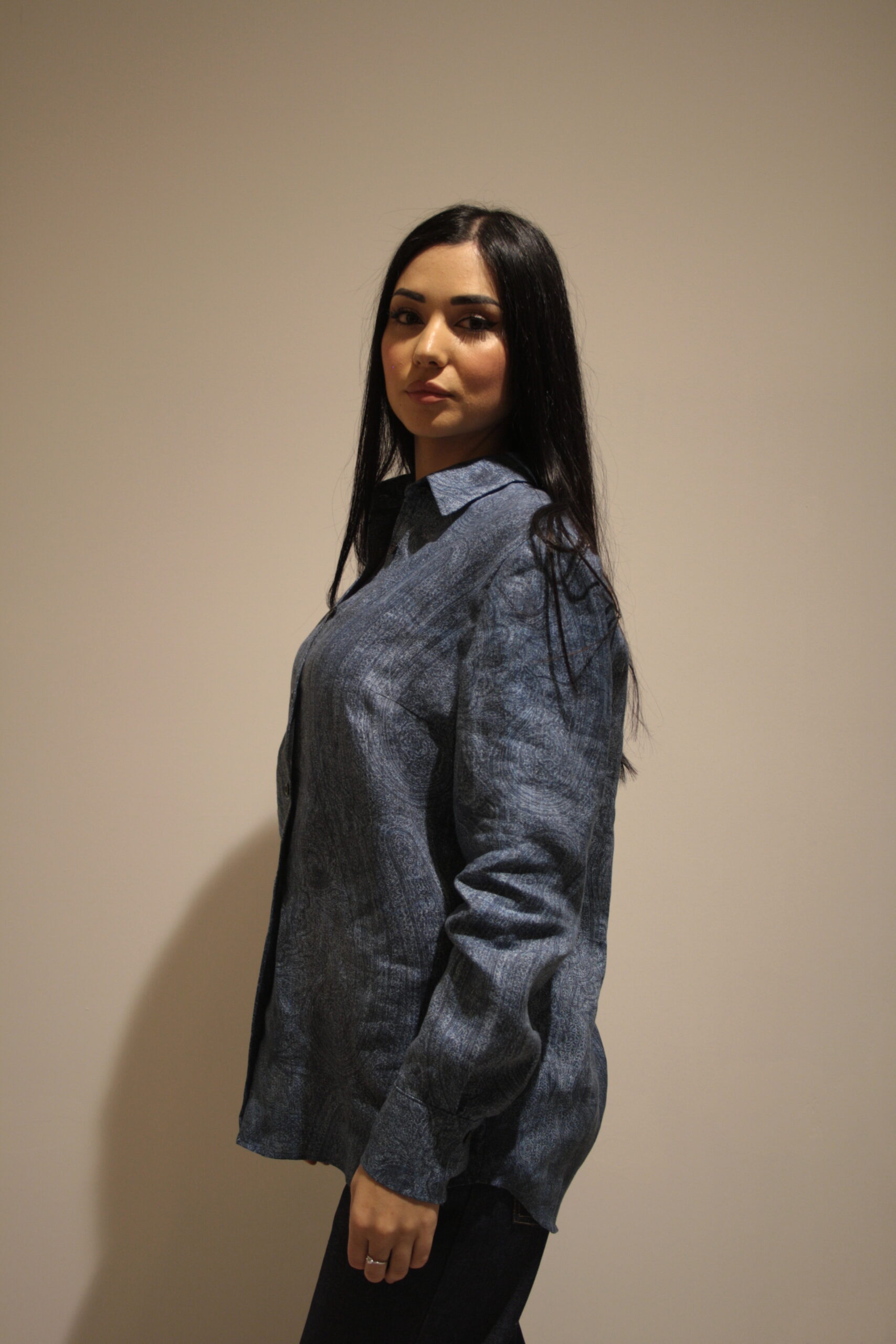 Camicia sartoriale donna in lino naturale blu denim profilo